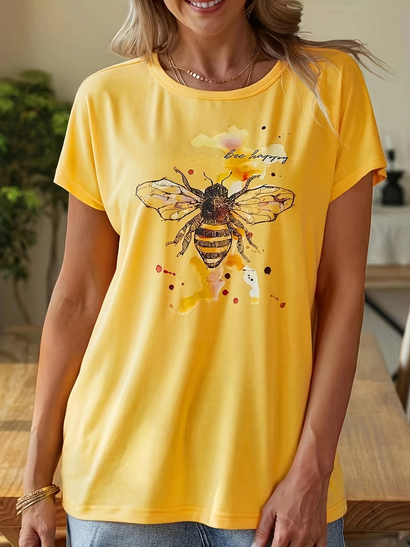 Women'S Casual Loose Fit Short Sleeve T-Shirt - Vibrant Bee & Floral Graphic, Crew Neck, Lightweight Summer Top for Casual Attire, Ladies T Shirts