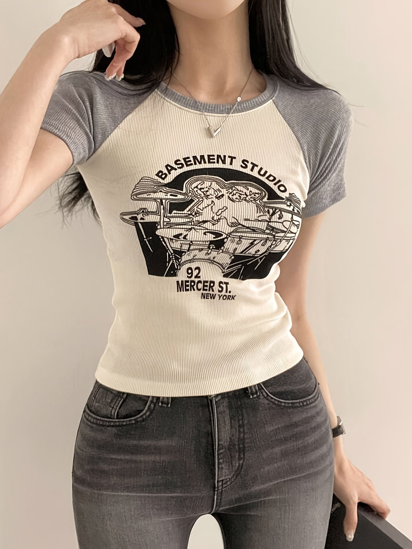 [Contrast Color] Women's Shoulder Insert Short Sleeve Tight T-shirt | for Spring and Summer | with Contrast Color and Letter Print