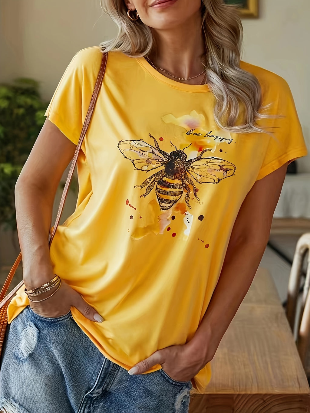 Women'S Casual Loose Fit Short Sleeve T-Shirt - Vibrant Bee & Floral Graphic, Crew Neck, Lightweight Summer Top for Casual Attire, Ladies T Shirts