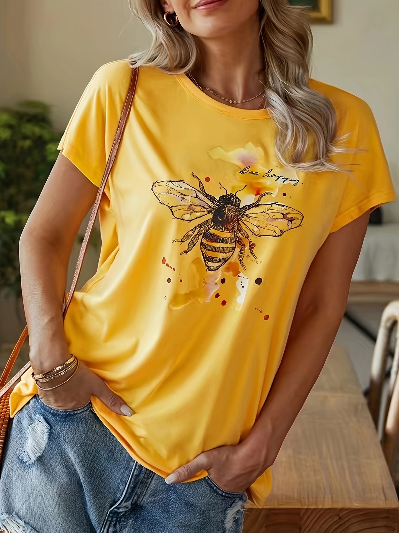 Women'S Casual Loose Fit Short Sleeve T-Shirt - Vibrant Bee & Floral Graphic, Crew Neck, Lightweight Summer Top for Casual Attire, Ladies T Shirts